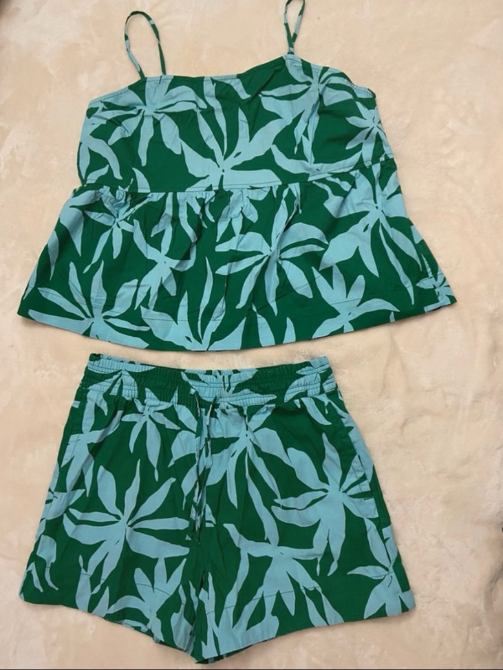 Green Floral Print Women's Shorts - Two-Tone Leaf Pattern TopXL Shorts M